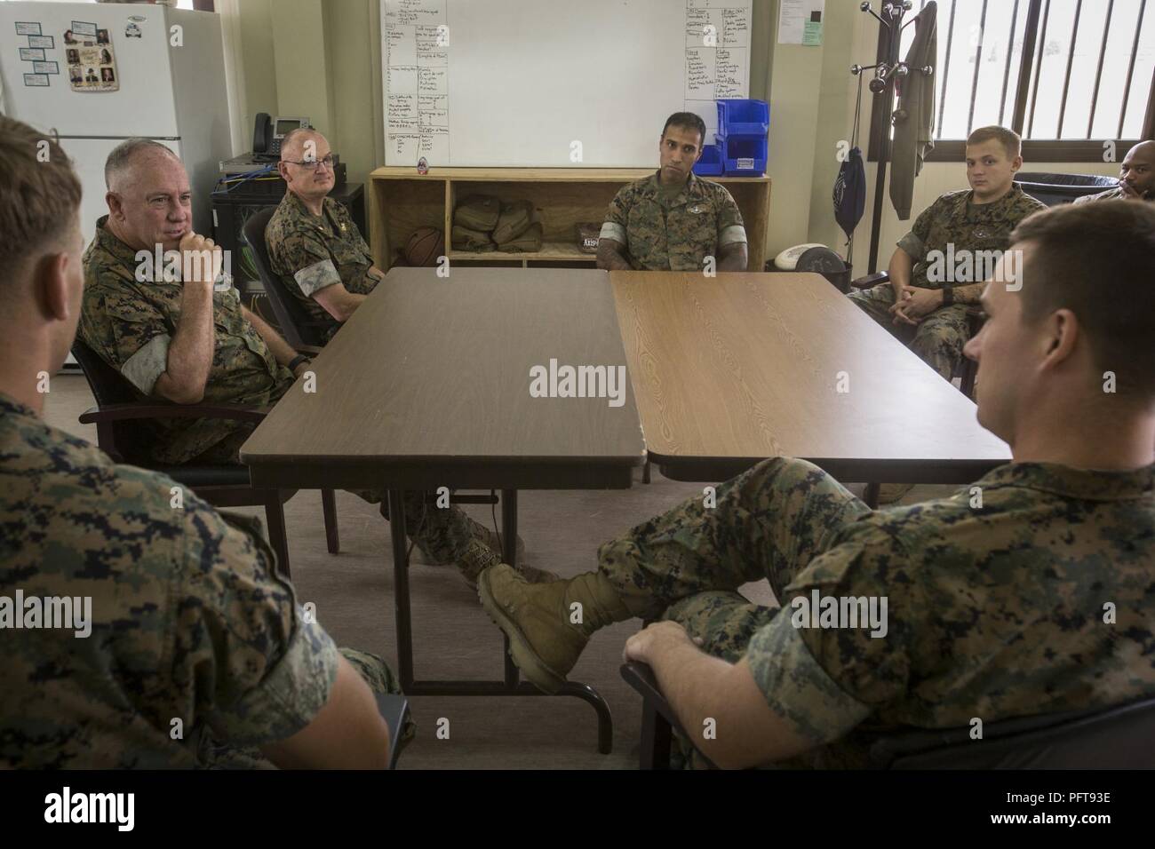 Stati Uniti Navy Adm posteriore. Brent W. Scott, il cappellano del Marine Corps, parla con gli Stati Uniti I marinai con scopi speciali Air-Ground Marine Task Force-Crisis Response-Africa in Morón Air Base, Spagna, 24 maggio 2018. SPMAGTF-CR-AF dispiegato per condurre una crisi-risposta e il teatro delle operazioni di sicurezza in Europa e in Nord Africa. Foto Stock