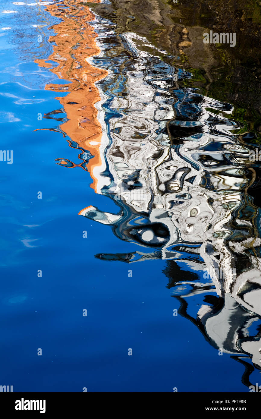 Le riflessioni di Limerick edificio in acqua increspata Foto Stock