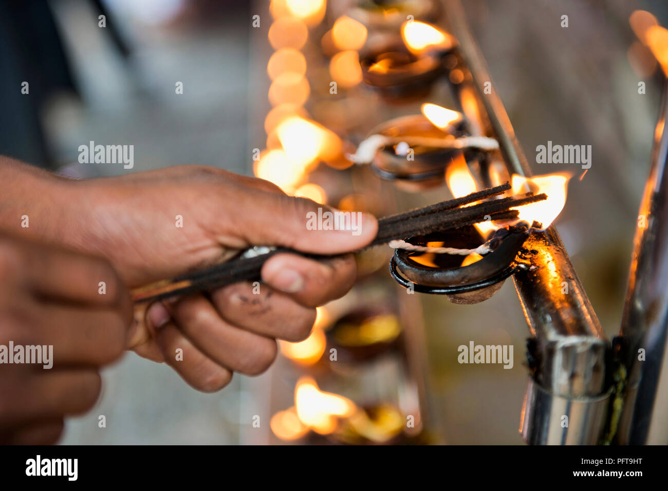 Sri Lanka, Nord provincia centrale, Anuradhapura Dagoba Dakanu Road, uomo illuminazione stick di incenso nel tempio Foto Stock