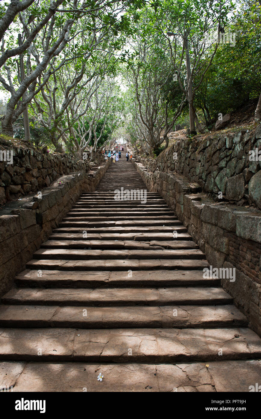 Sri Lanka, Nord provincia centrale, Anuradhapura Mihintale, le fasi che portano alla sacra buddista center Foto Stock