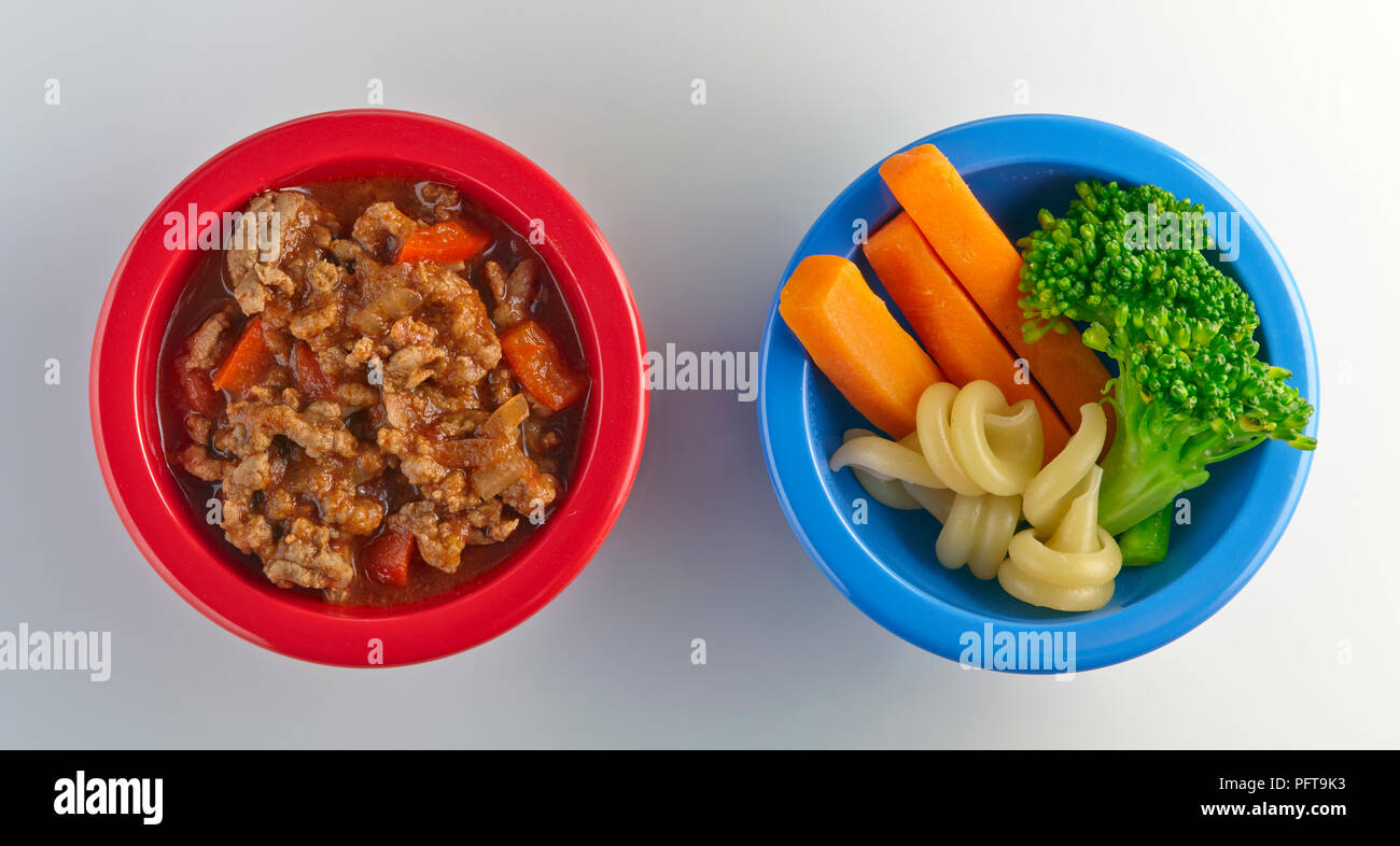 Ciotola di ragu, e una ciotola di verdure e pasta, cibo per neonati Foto Stock