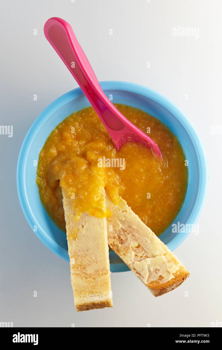 Purea di zuppa di verdure con pane imburrato, cibo per neonati Foto Stock