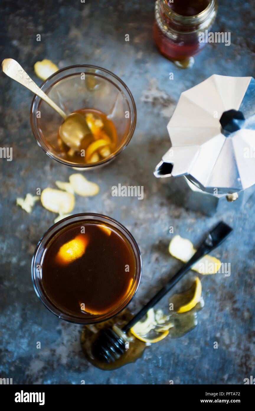 Madha Alay, una mistura di zenzero, miele, succo di limone e il caffè da una stufa top POT del caffè Foto Stock