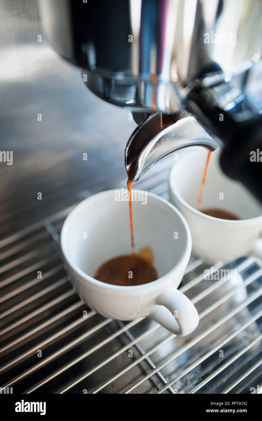 Versare il caffè da una macchina espresso Foto Stock