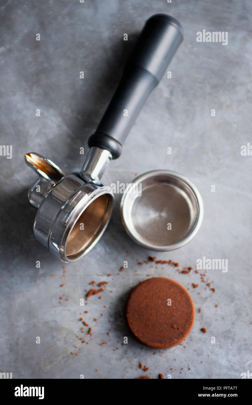 Il ribaltamento fuori utilizzato il caffè macinato dal cestello portafilter di espresso Foto Stock