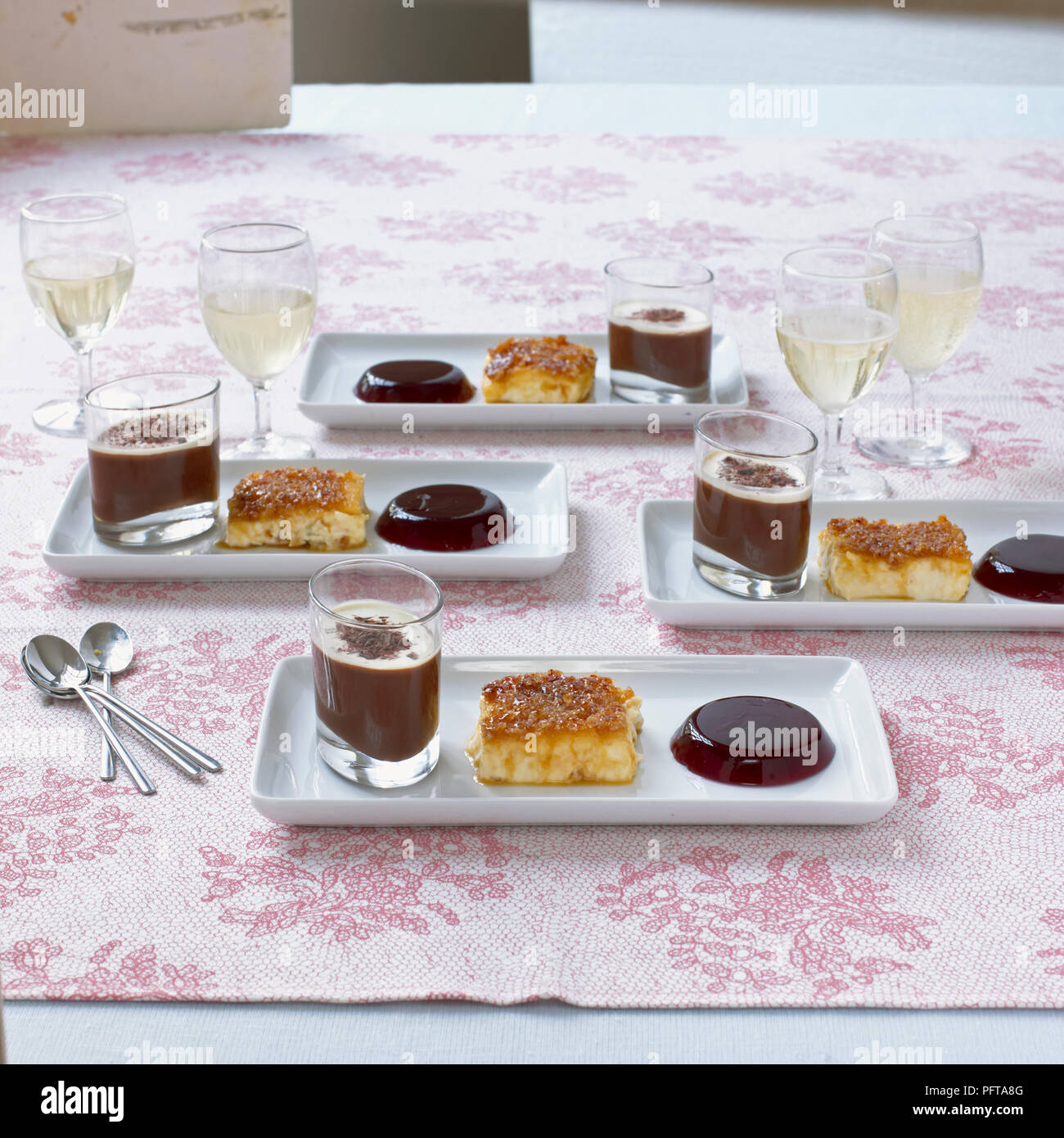 Raccolta di dessert al cioccolato, pot, creme brulee Foto Stock