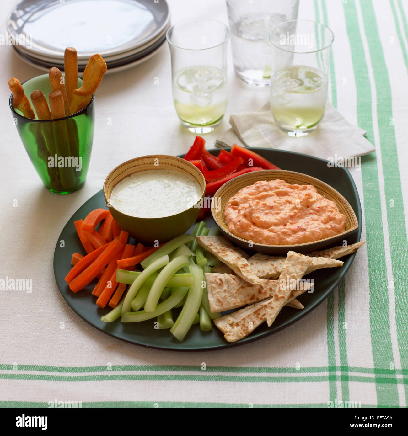 Dip platter, crudites, pane pitta, garlicky herb dip, chili dip Foto Stock