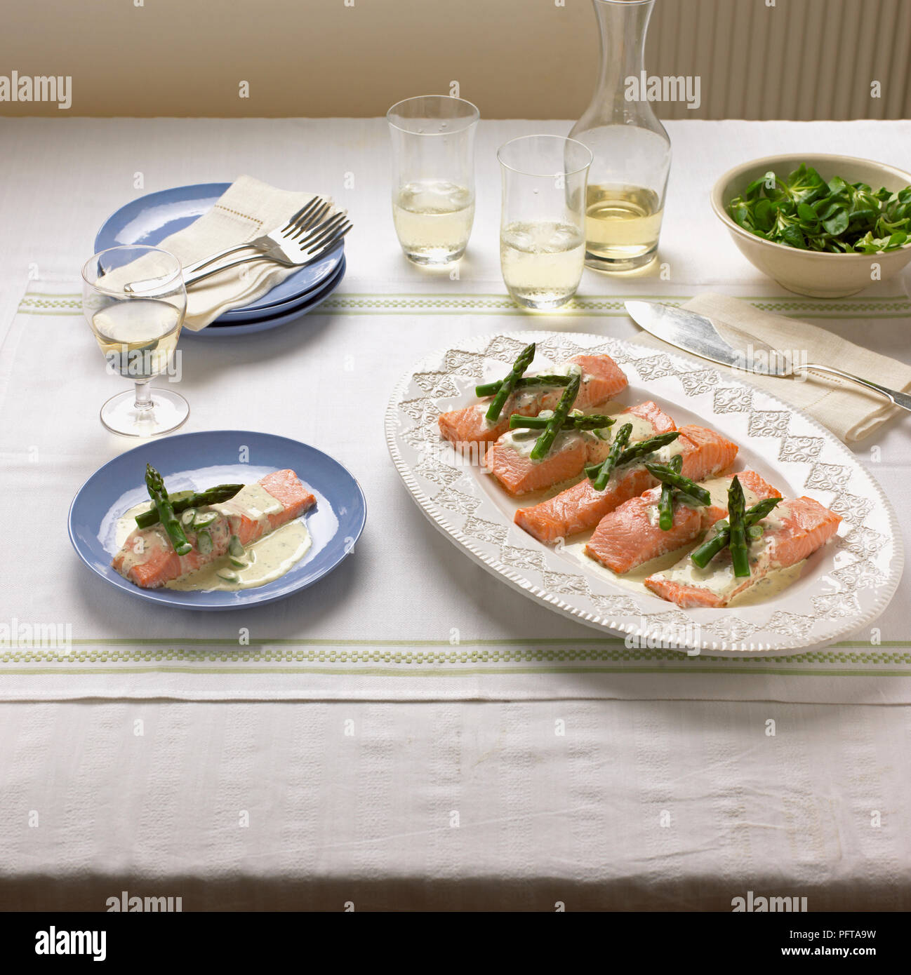 Salmone e asparagi con salsa di basilico Foto Stock