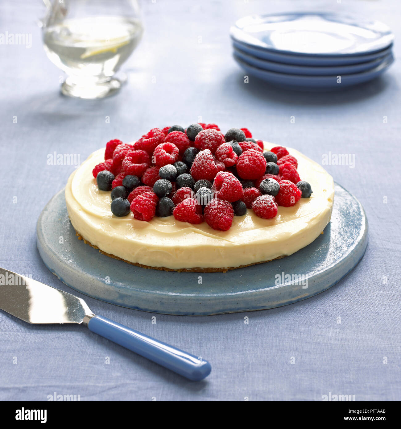 Cheesecake al limone guarnita con frutti di bosco freschi Foto Stock