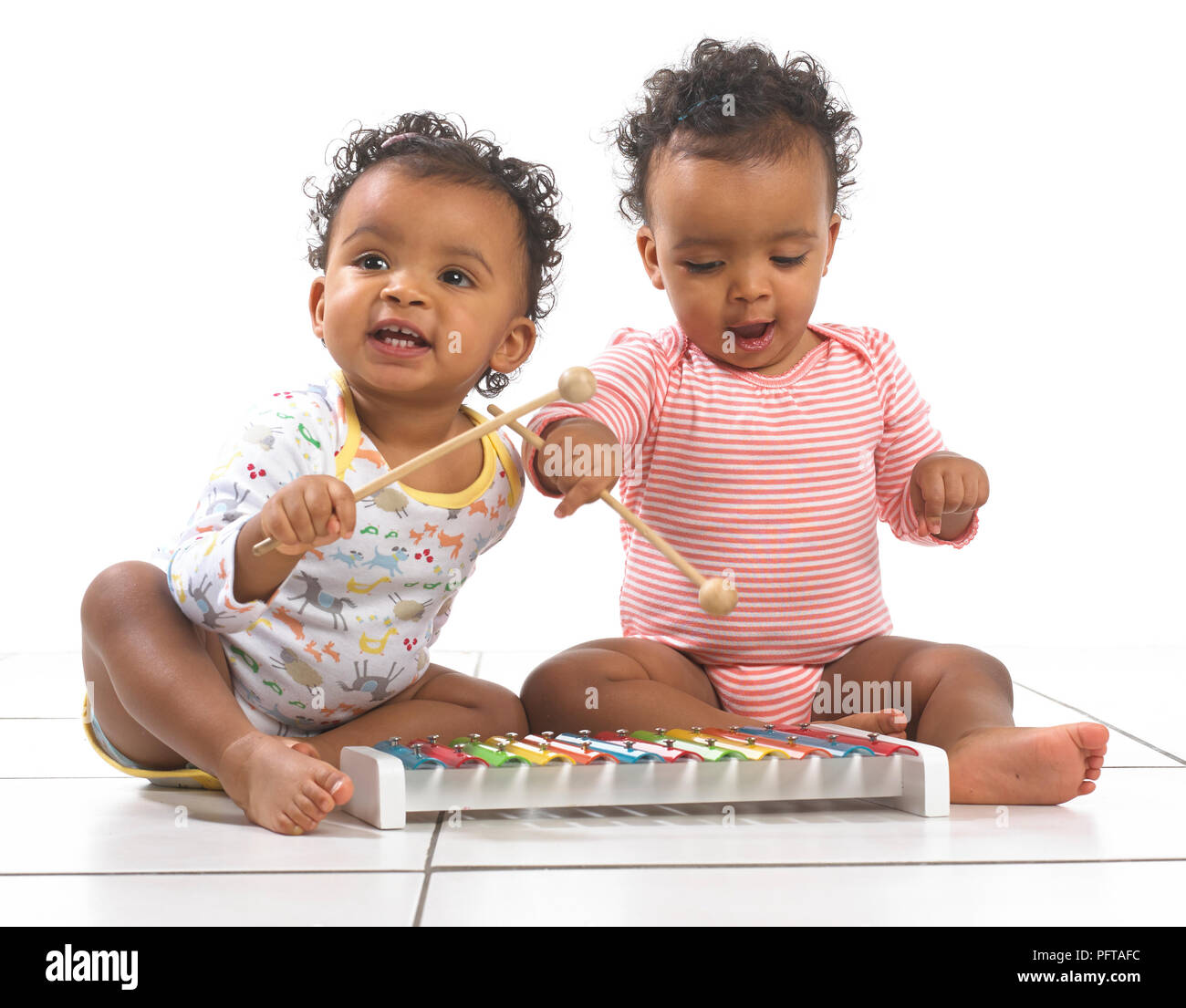 Twin ragazza e ragazzo giocando con xilofono, 18 mesi Foto Stock