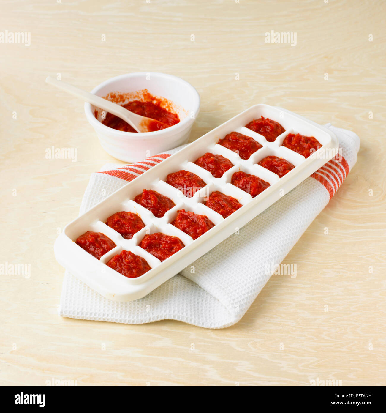Salsa di pomodoro in cubetti di ghiaccio vassoio Foto Stock