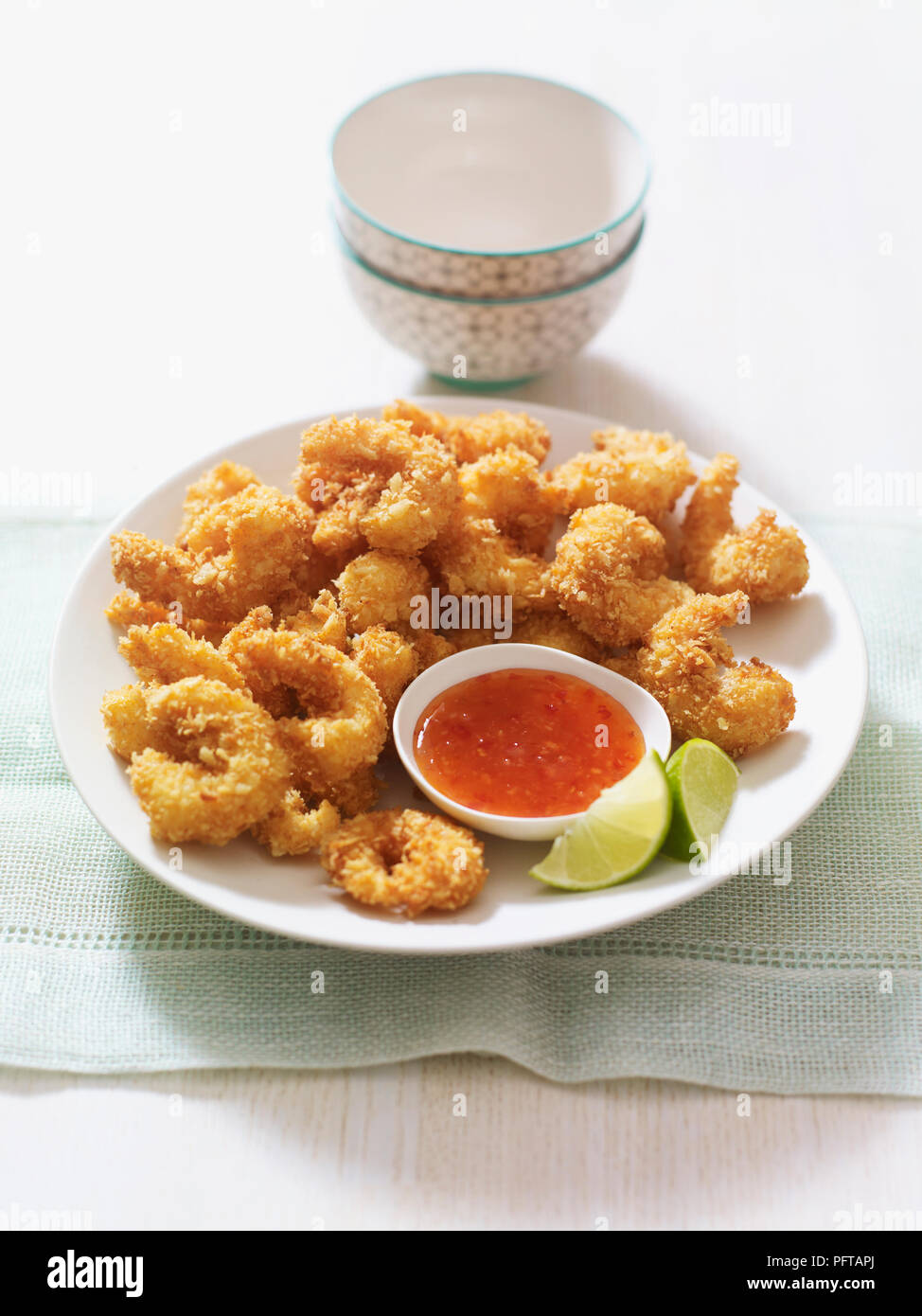 Noce di cocco piccante di gamberi con peperoncino e dip limes Foto Stock