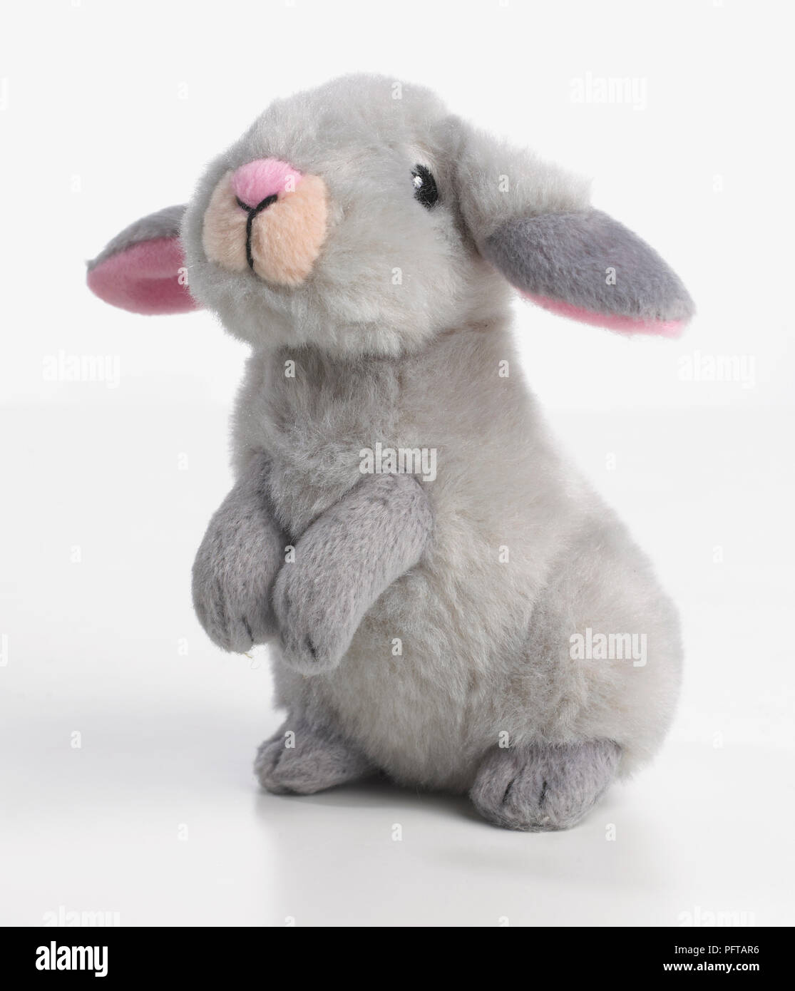 Coniglio grigio giocattolo morbido Foto Stock