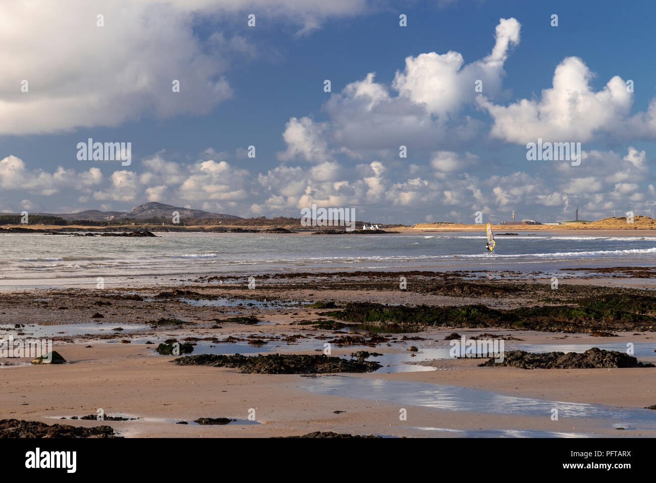 Windsurf a Rhosneigr Beach sulla costa di Anglesey, Galles del Nord Foto Stock