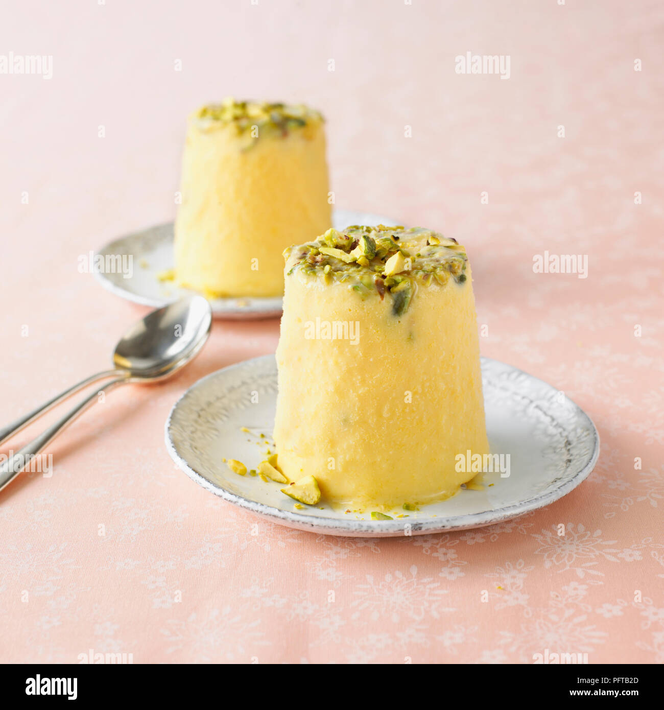 Mango kulfi e rabboccato con pistacchi Foto Stock