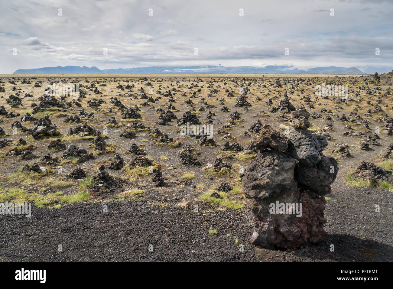 Pile o cairns di roccia nel deserto Mýrdalssandur, a Laufskalavarda, tradizionalmente a sinistra per garantire una buona fortuna per i viaggiatori. I turisti ancora pila ro Foto Stock
