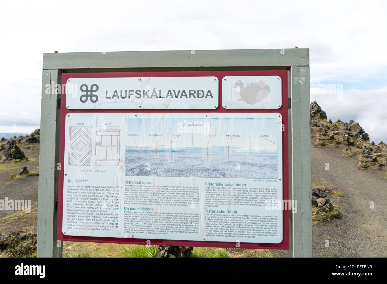 Il cartello turistico a Laufskalavarda, Islanda, spiegando la tradizione della pietra lasciando cairns per garantire una buona fortuna su un viaggiatore di viaggio. Foto Stock