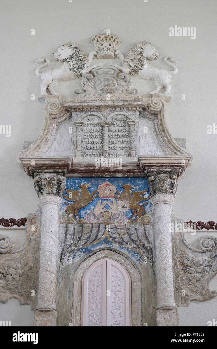 Rimanere della Torah originale arca presso il restaurato del XVII secolo sinagoga nella città di Sataniv che una volta era la casa di una grande comunità ebraica e distrugg, brutalmente, dai Tedeschi durante la Seconda Guerra Mondiale nella Horodok Raion, Khmelnytskyi Oblast, Ucraina. Foto Stock