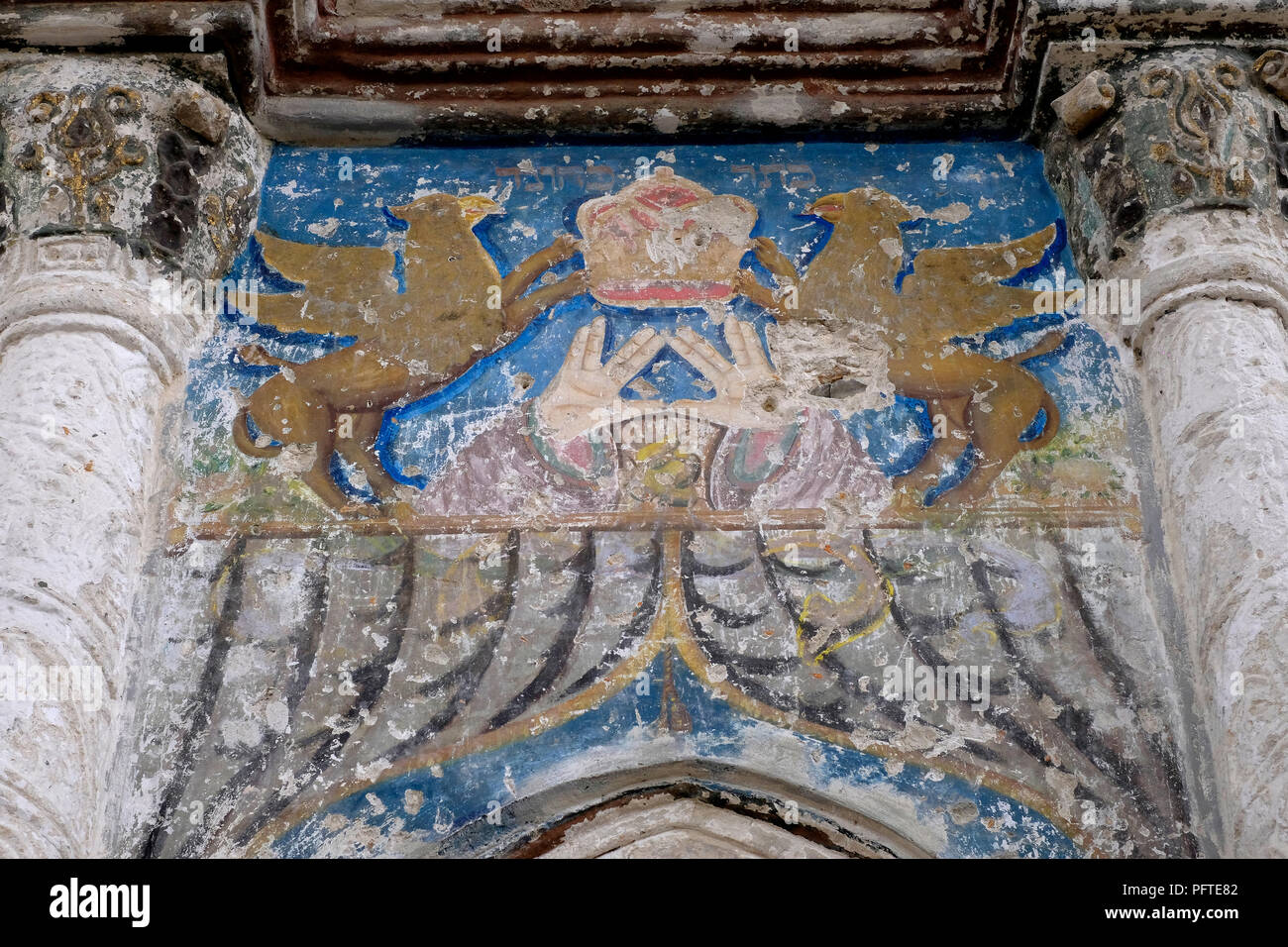 Rimangono di una decorazione al di sopra della Torah arca presso il restaurato del XVII secolo sinagoga nella città di Sataniv che una volta era la casa di una grande comunità ebraica e distrugg, brutalmente, dai Tedeschi durante la Seconda Guerra Mondiale nella Horodok Raion, Khmelnytskyi Oblast, Ucraina. Foto Stock