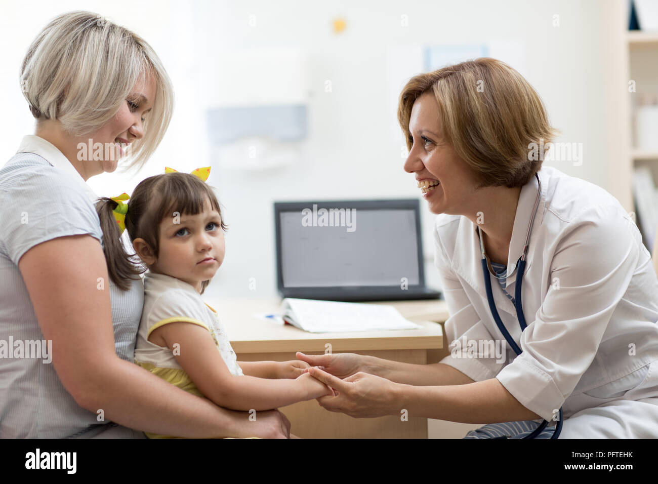 Medico bambino tenendo la mano con cura in ospedale. Sanità, infanzia e concetti della medicina. Foto Stock