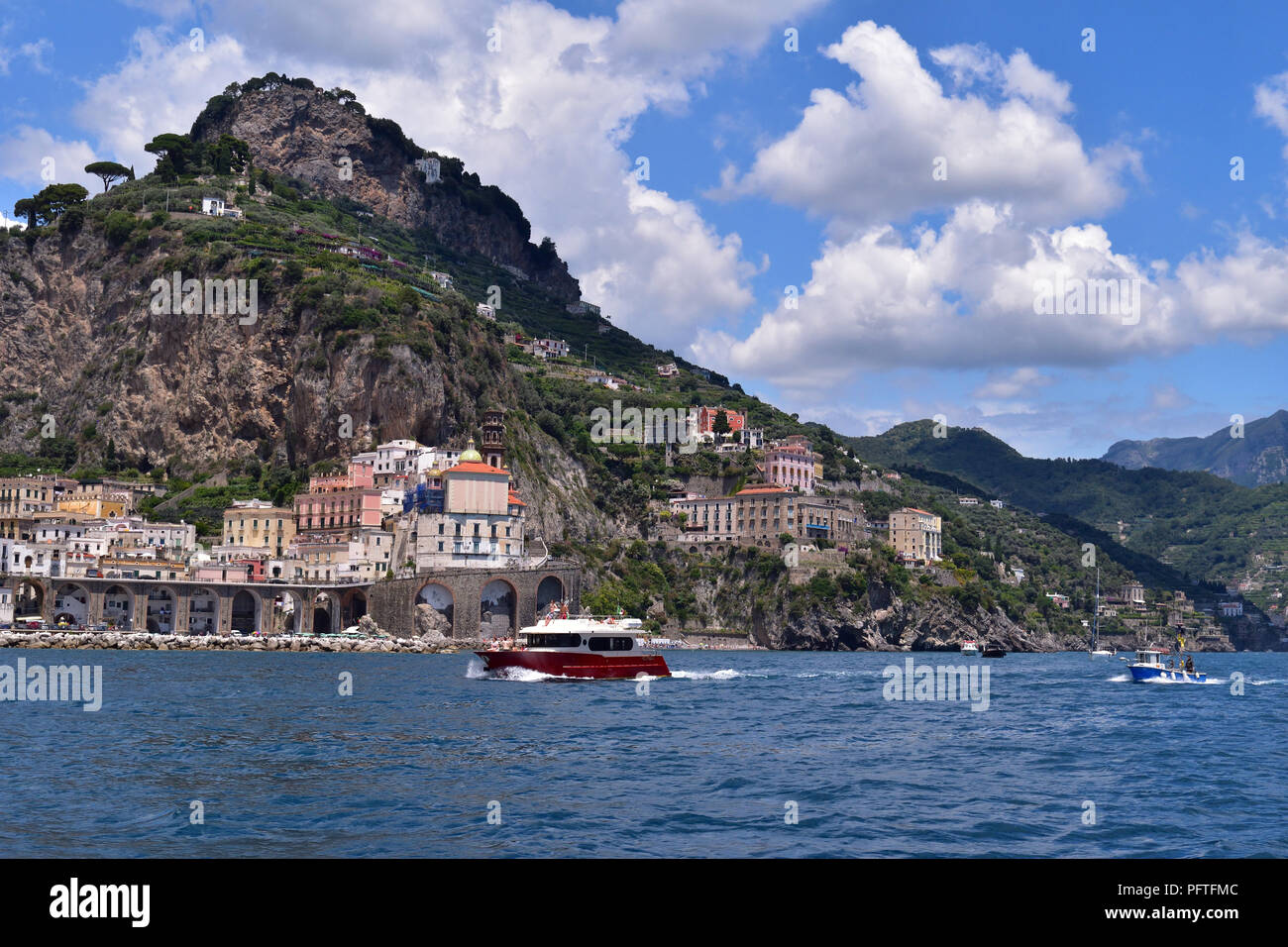 Traghetto rosso vicino a Costiera Amalfitana, vista sulla strada da Salerno a Costiera Amalfitana con il traghetto Foto Stock