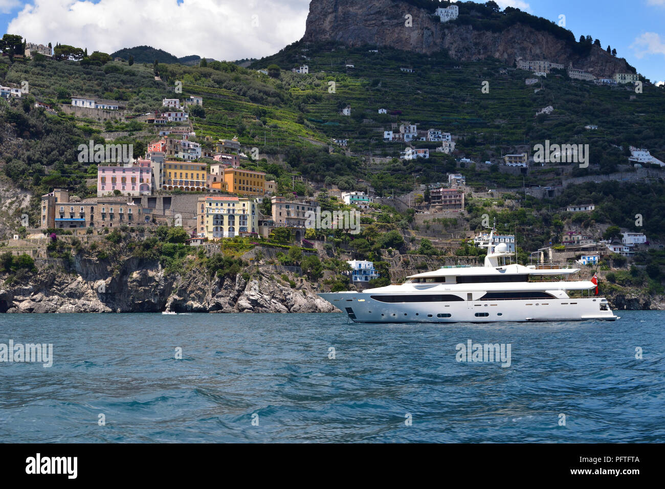 Traghetto bianco sul porto di Maiori, vista sulla strada da Salerno a Costiera Amalfitana con il traghetto Foto Stock