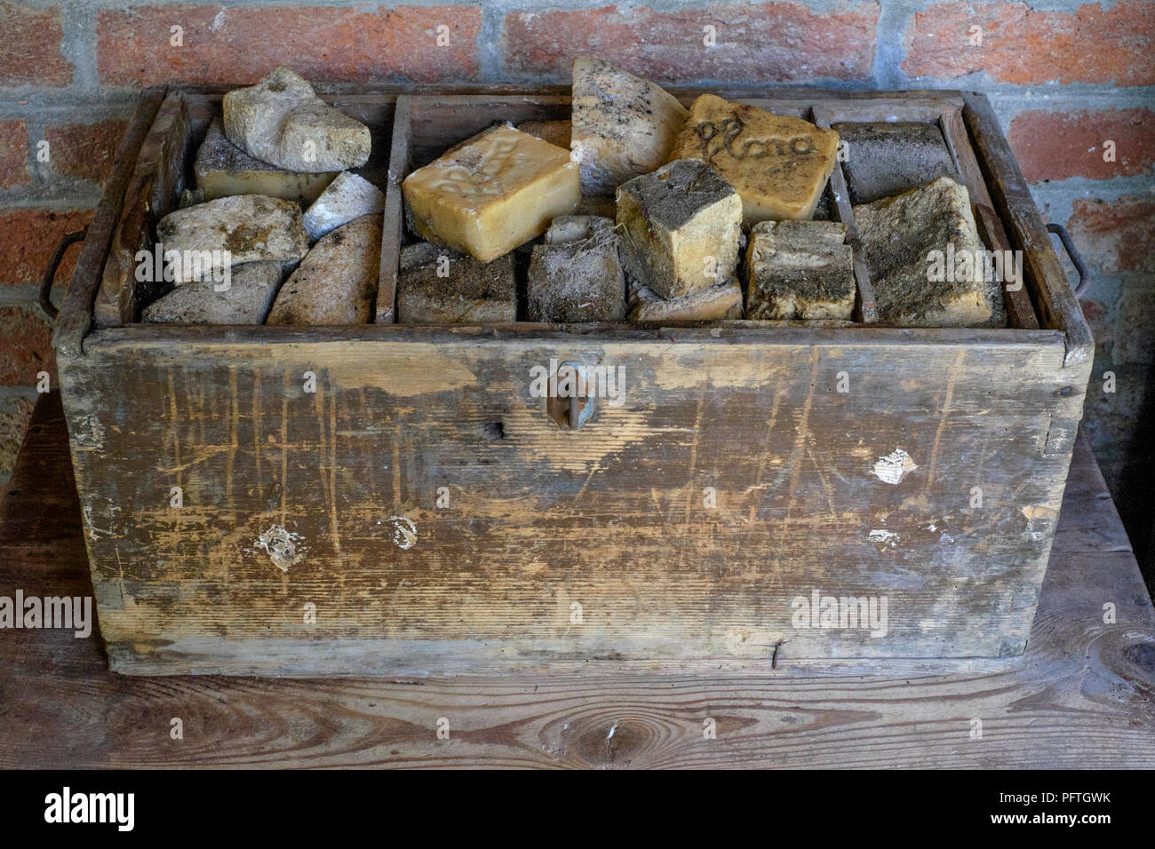 Vecchia scatola di legno riempita con barre di sapone casalingo a partire dagli anni sessanta Zala county Ungheria Foto Stock