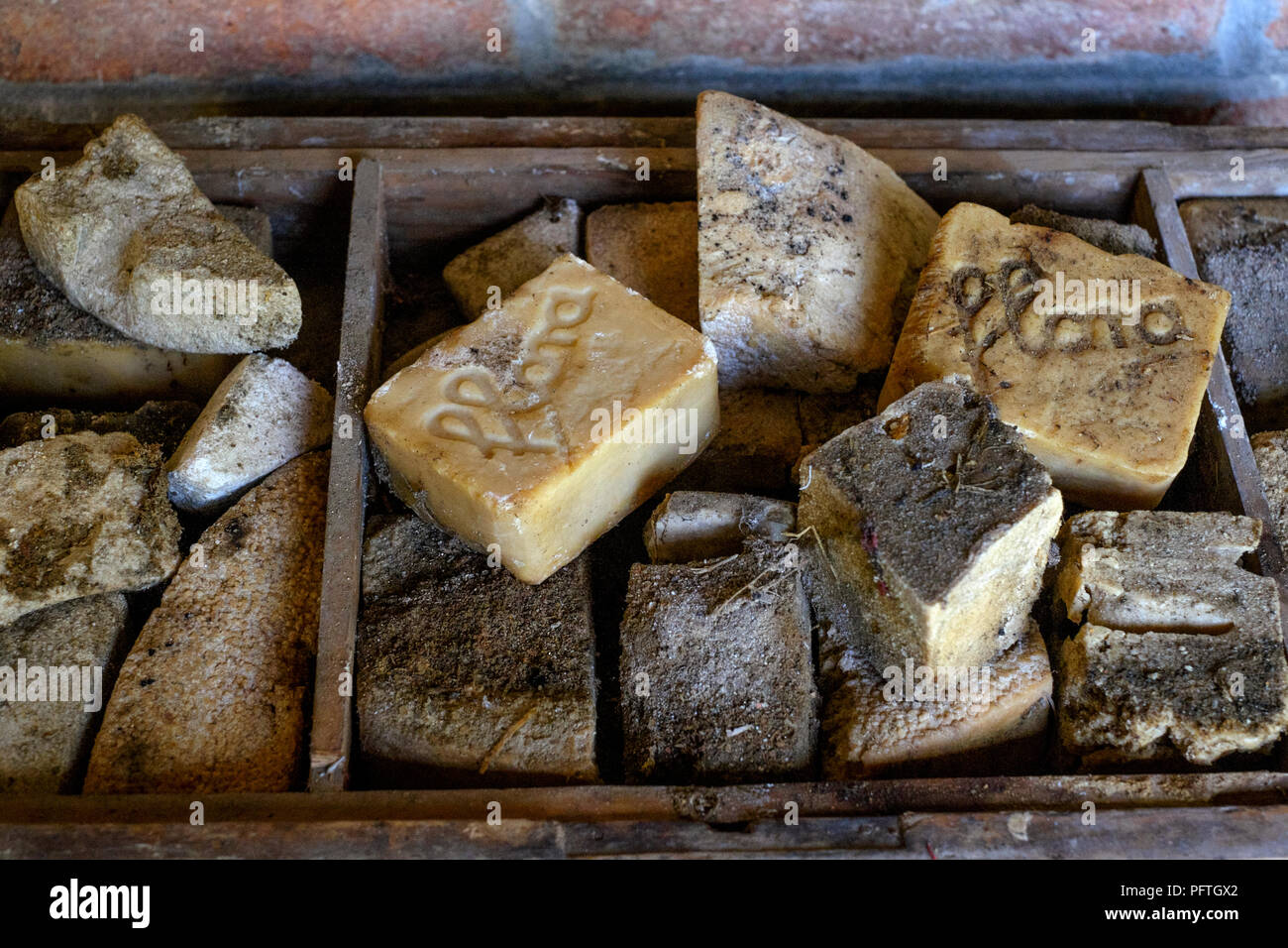 Vecchia scatola di legno riempita con barre di sapone casalingo a partire dagli anni sessanta Zala county Ungheria Foto Stock