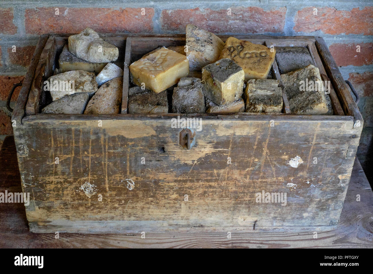 Vecchia scatola di legno riempita con barre di sapone casalingo a partire dagli anni sessanta Zala county Ungheria Foto Stock