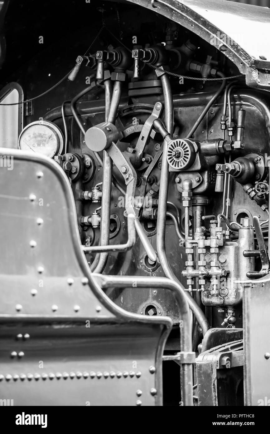 Bianco e nero fotografia vintage. I comandi e gli ingranaggi interno cabina locomotiva di vintage UK motore di vapore. Nel Regno Unito i treni a vapore, Severn Valley Railway. Foto Stock