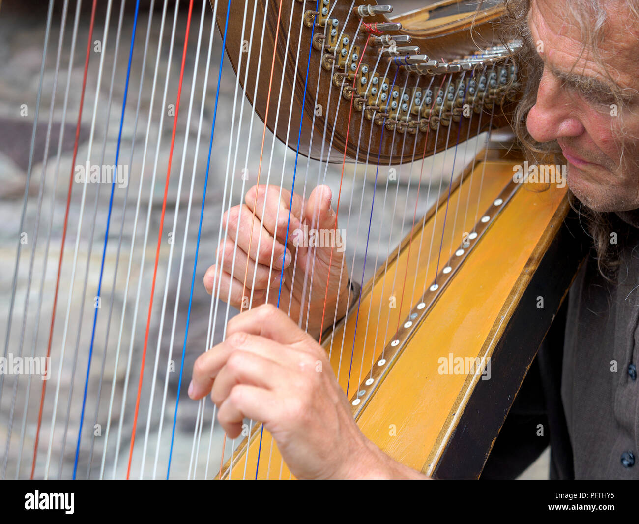 Musicista di strada giocando un arpa durante il Festival di Edimburgo Foto Stock