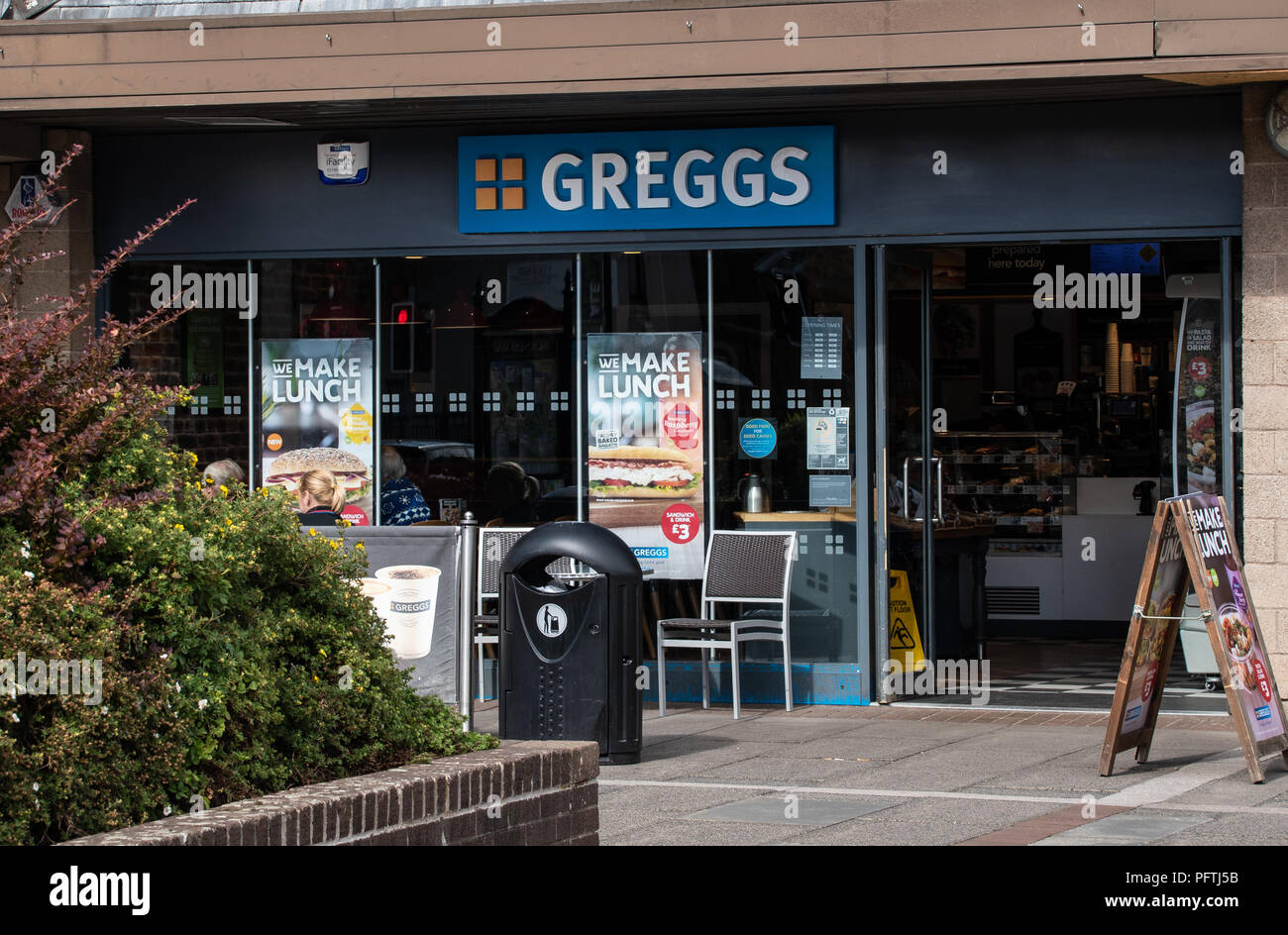 Linlithgow, Regno Unito - 8 Agosto 2018: la parte anteriore del Greggs bakers shop nella nerezza Road Foto Stock