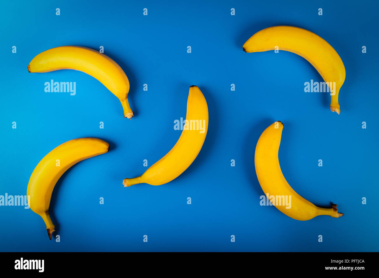 Banane su sfondo blu Foto Stock