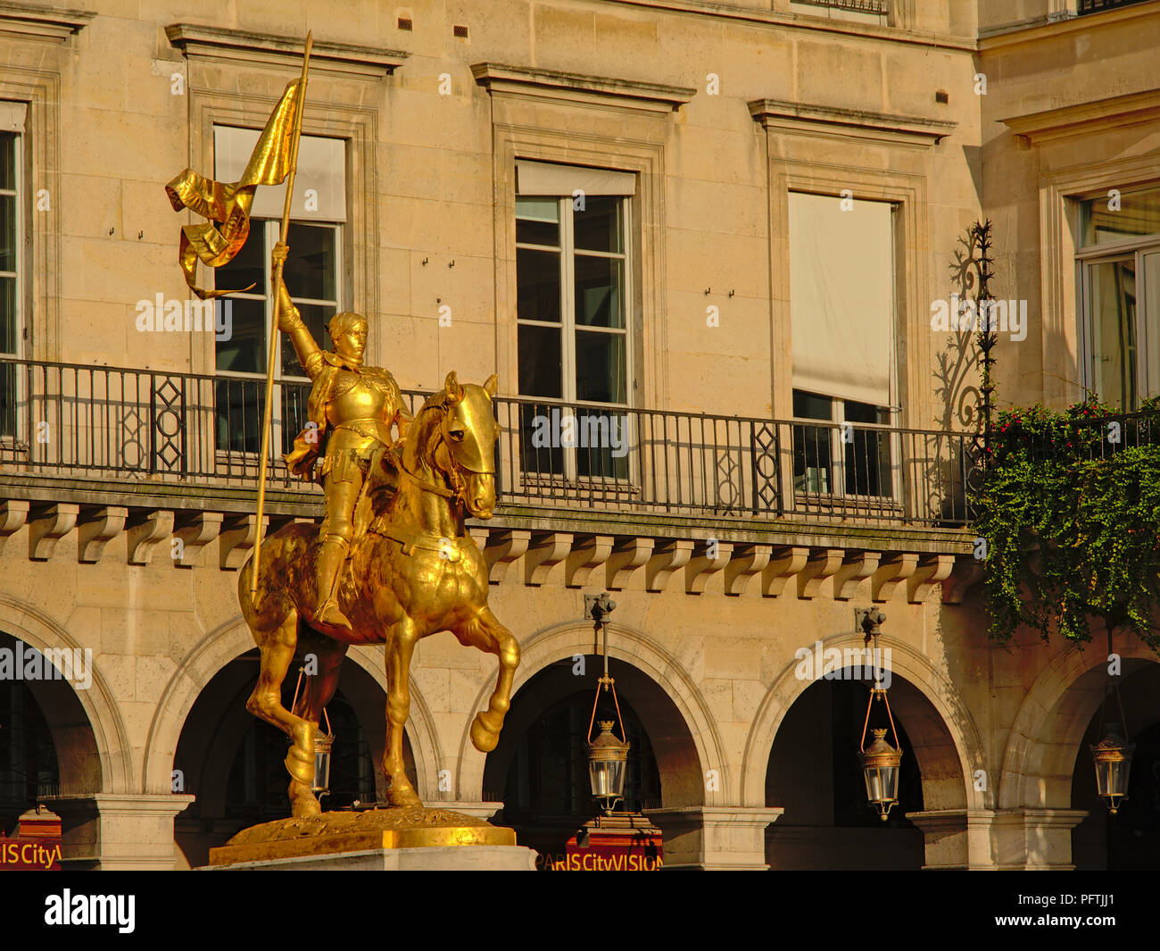 Golden statua equestre di Joan o arco o Jeanne d'Arc tenendo un flag di Parigi, Francia, creato da bysculptor Emmanuel Fremiet, Foto Stock