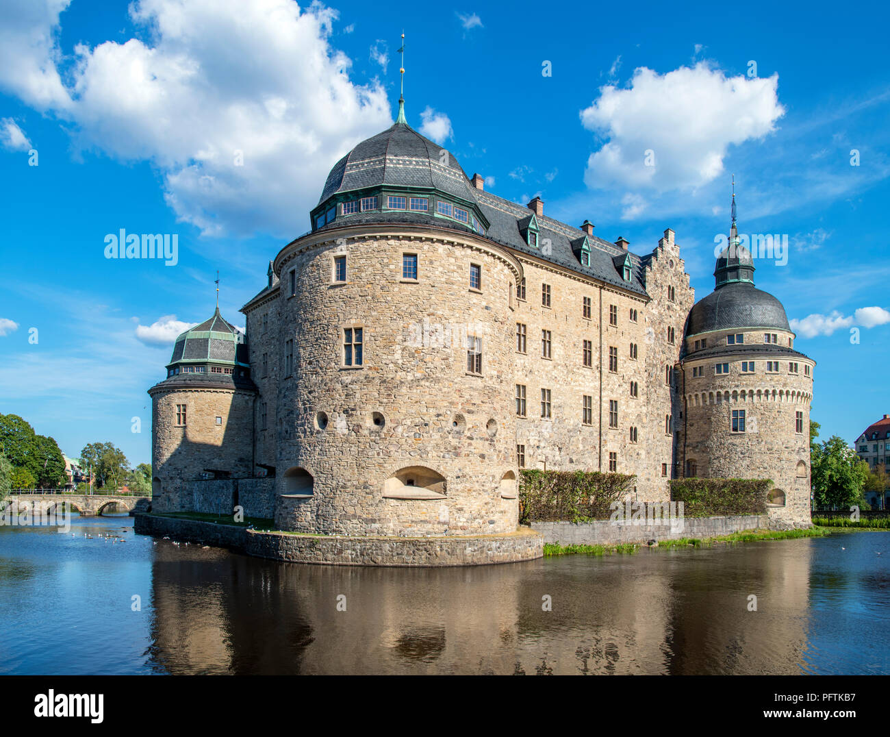 Il castello di Örebro, una fortificazione medievale nel mezzo del fiume Svartån, Örebro , Närke, Svezia Foto Stock