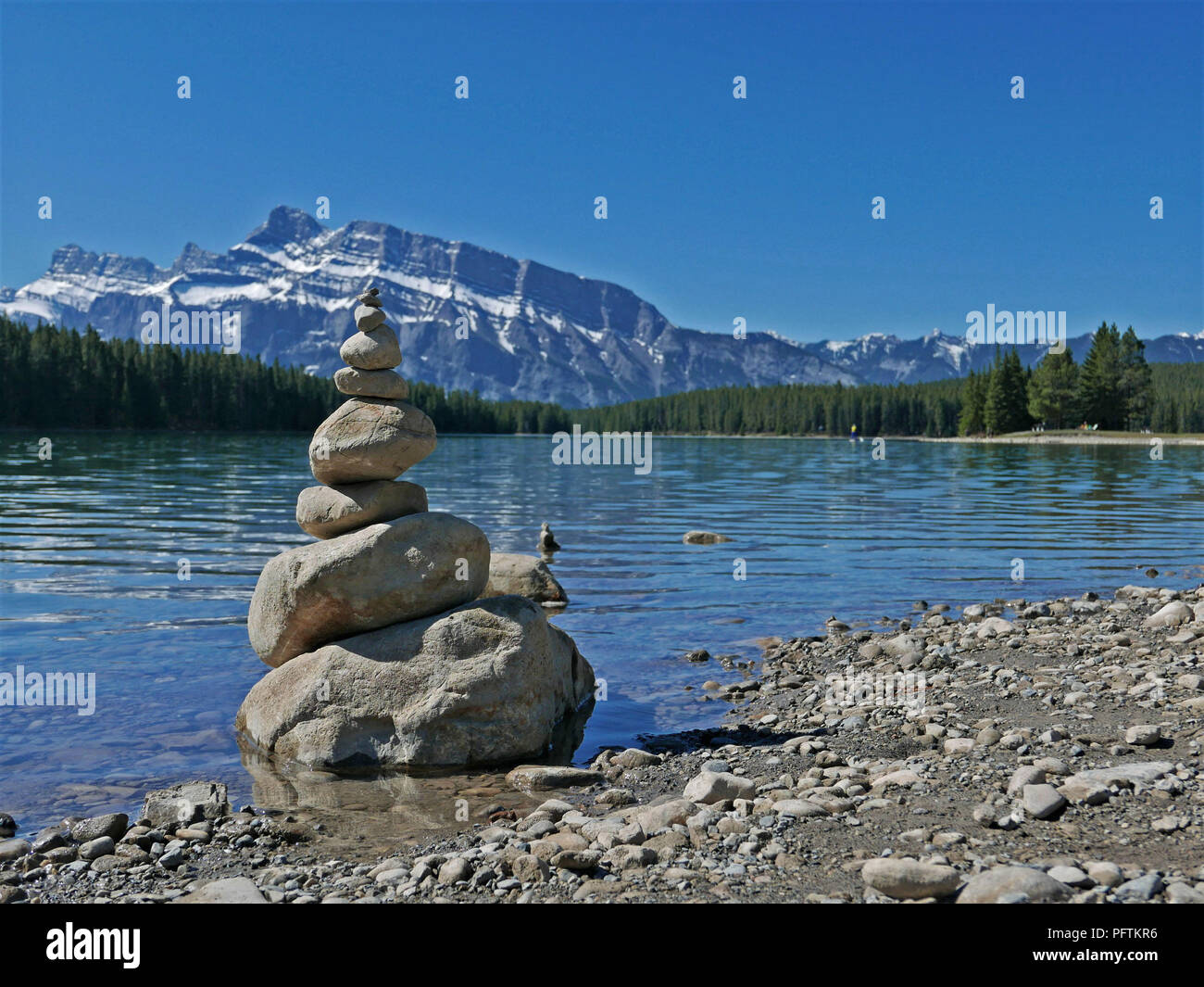 Un tumulo a due martinetti a lago. Il Parco Nazionale di Banff, Alberta, Canada Foto Stock