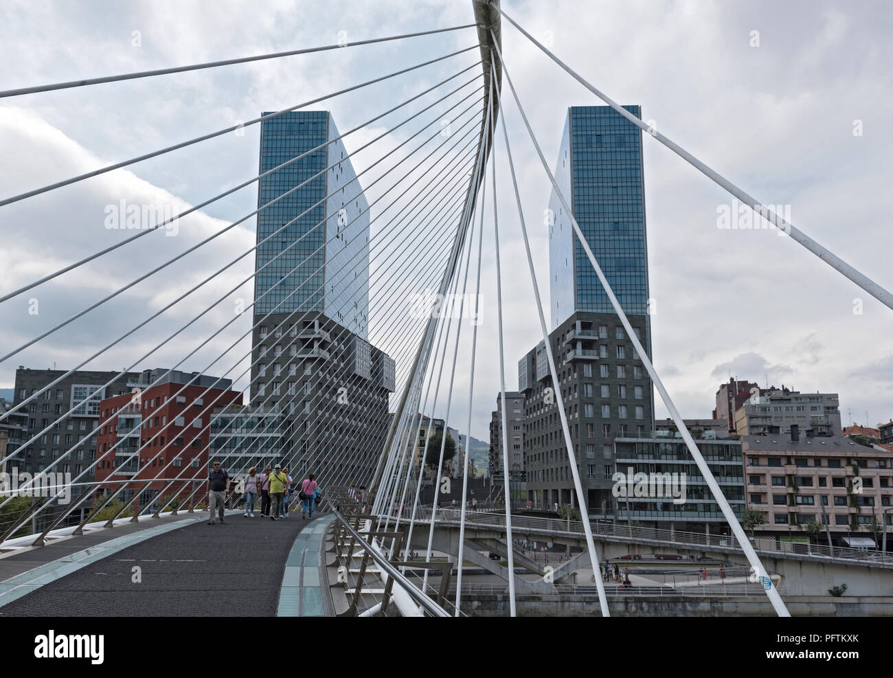 Vista sul ponte pedonale ponte Zubizuri delle torri gemelle isozaki atea a bilbao, Spagna Foto Stock