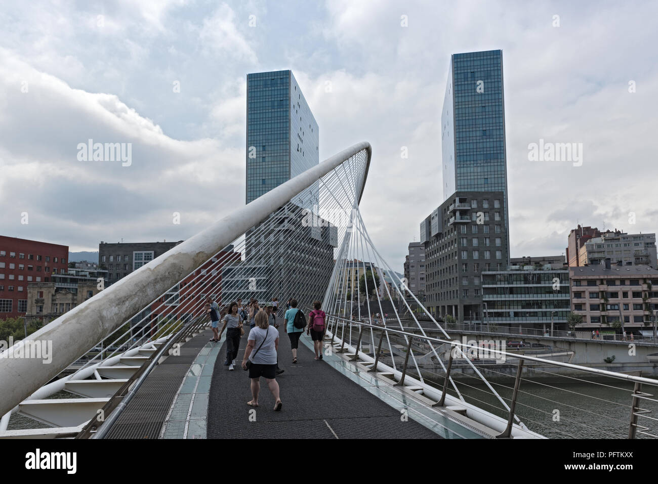 Vista sul ponte pedonale ponte Zubizuri delle torri gemelle isozaki atea a bilbao, Spagna Foto Stock
