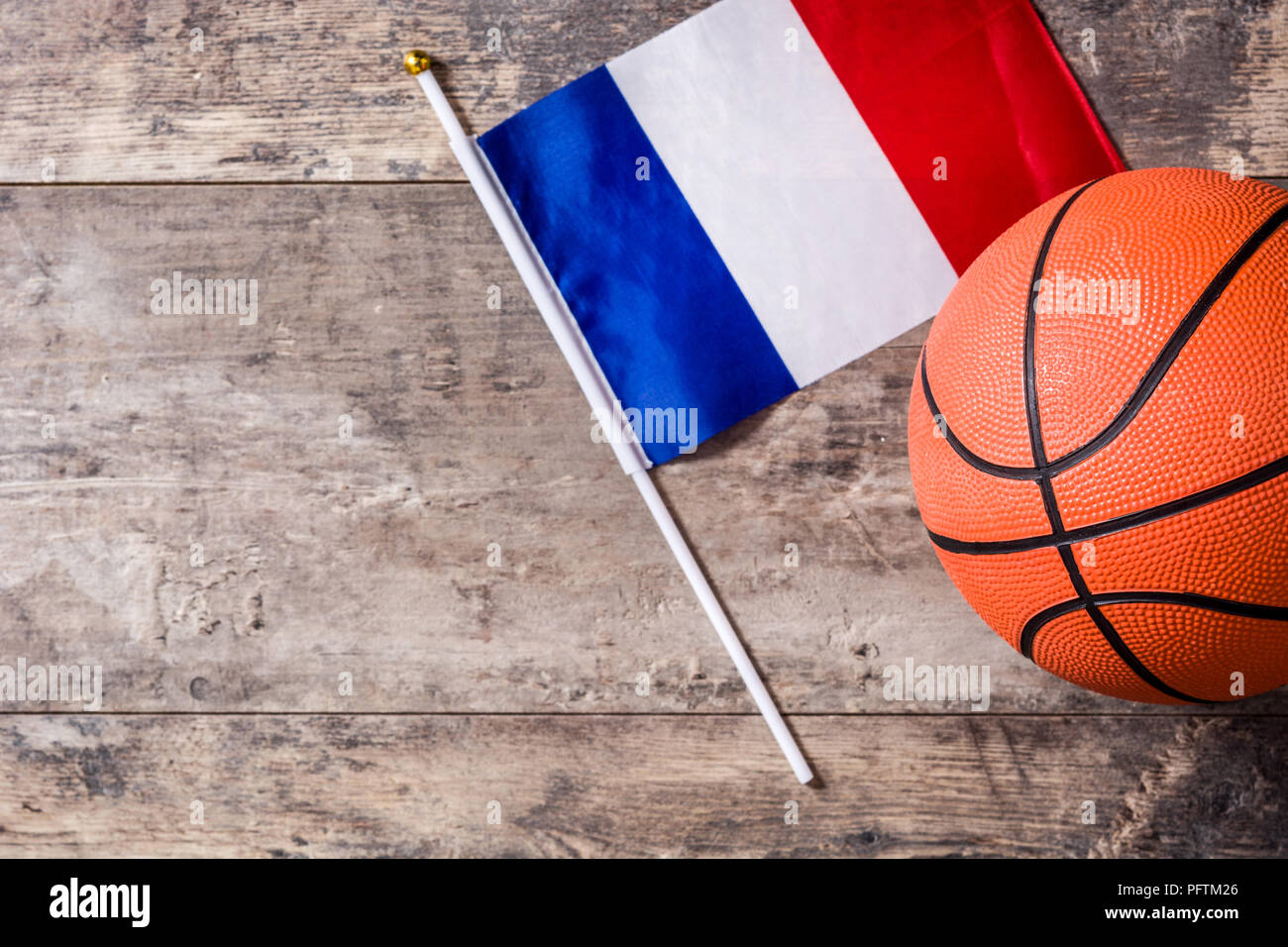 Il basket e la bandiera francese sul tavolo di legno. Vista dall'alto. Copyspace Foto Stock