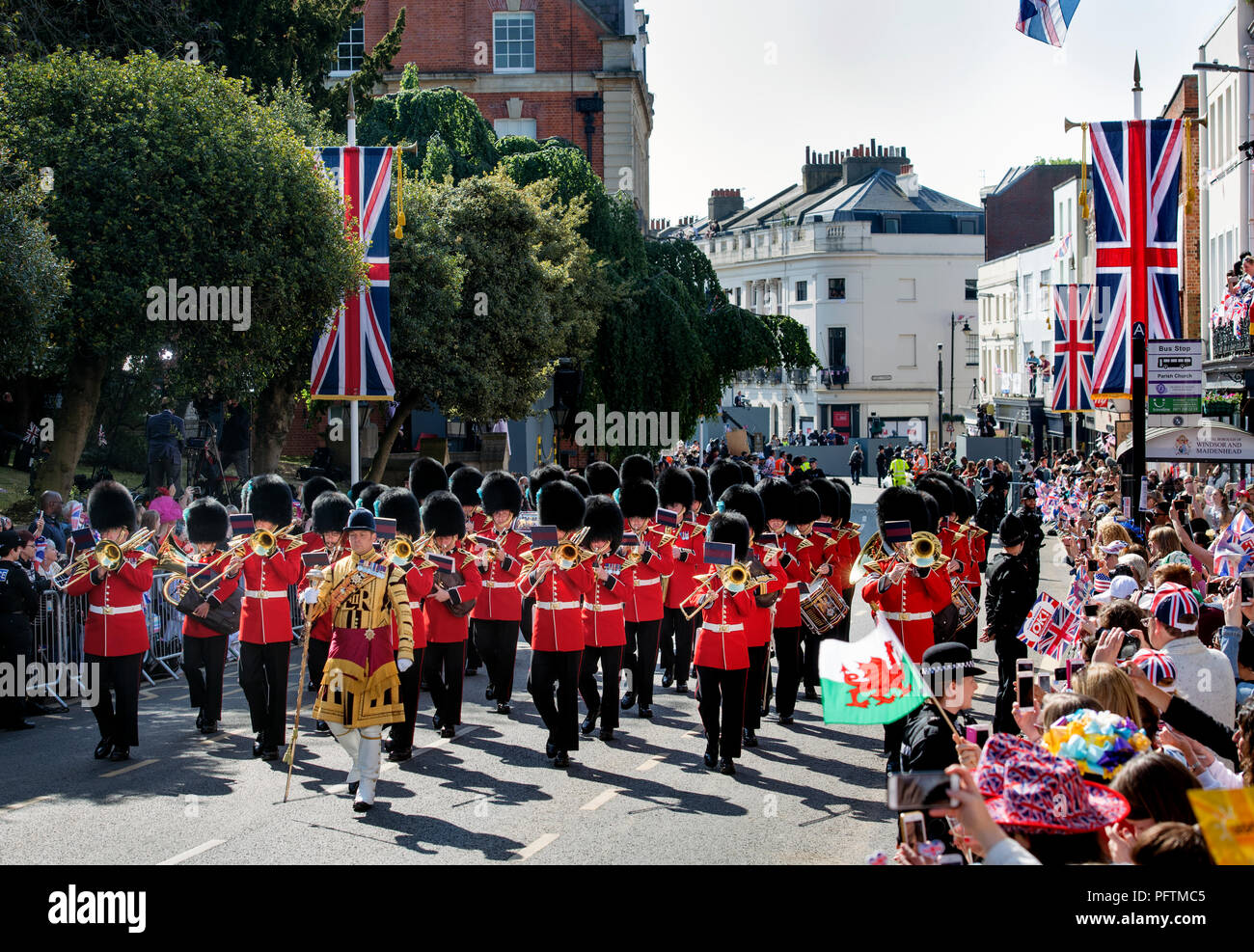 La banda delle guardie irlandesi in Windsor il giorno delle nozze del principe Harry & Meghan Markle con royal fans di rivestimento del High Street Foto Stock