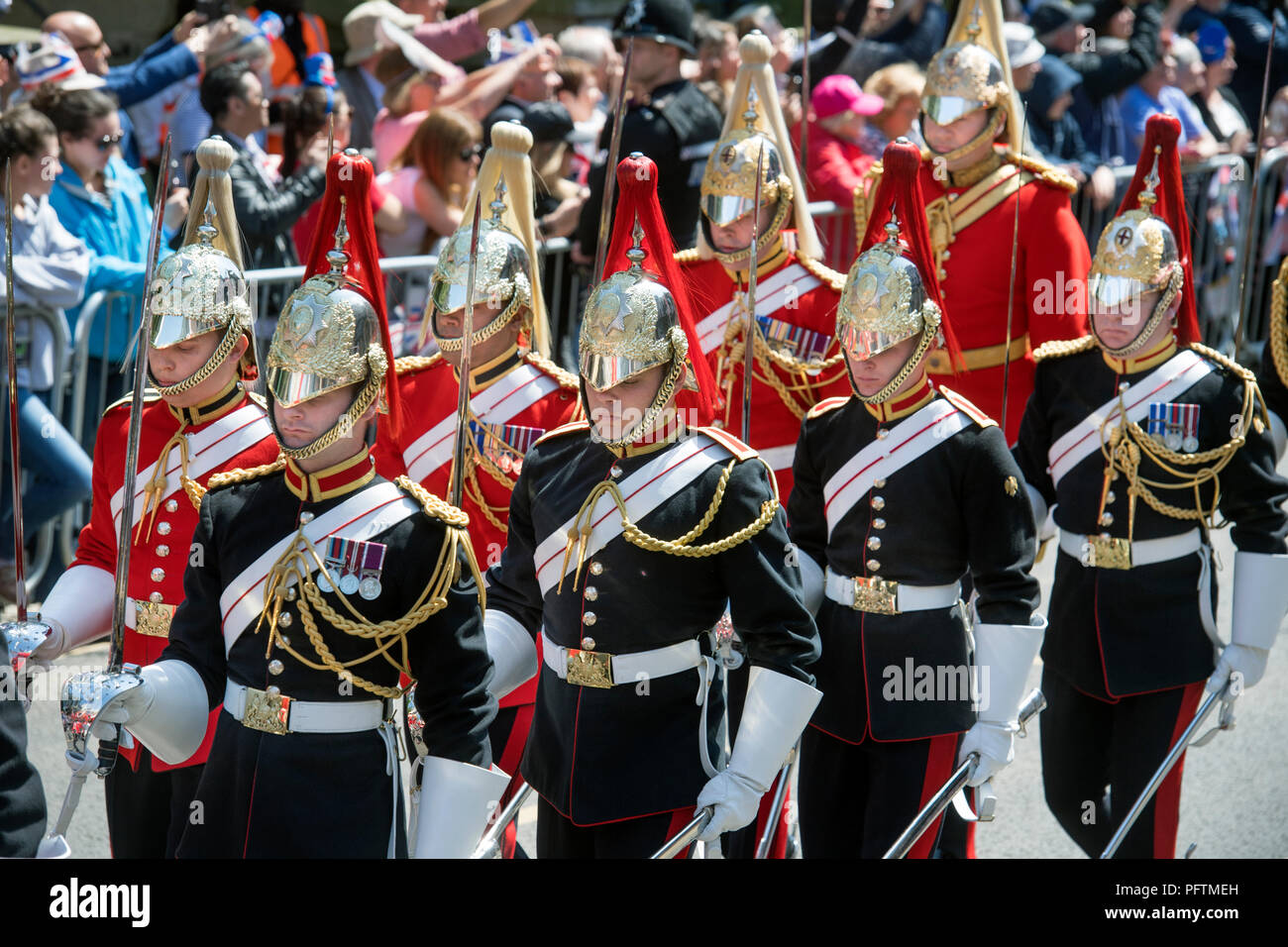 Membri della cavalleria della famiglia vita delle guardie (rosso) tuniche e Blues & Royals (blu tuniche) marzo attraverso Windsor prima del Royal Wedding Foto Stock