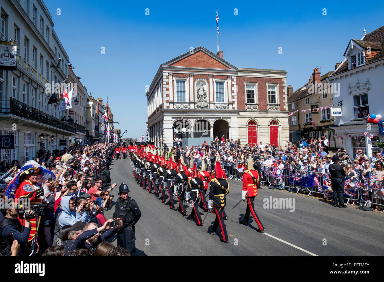 Membri della cavalleria della famiglia vita delle guardie (rosso) tuniche e Blues & Royals (blu tuniche) marzo attraverso Windsor prima del Royal Wedding Foto Stock