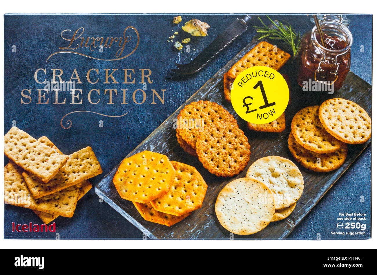 Scatola di Islanda lusso selezione Cracker biscotti ridotti a 1 € - ridotto supermercato alimentare adesivo giallo Foto Stock