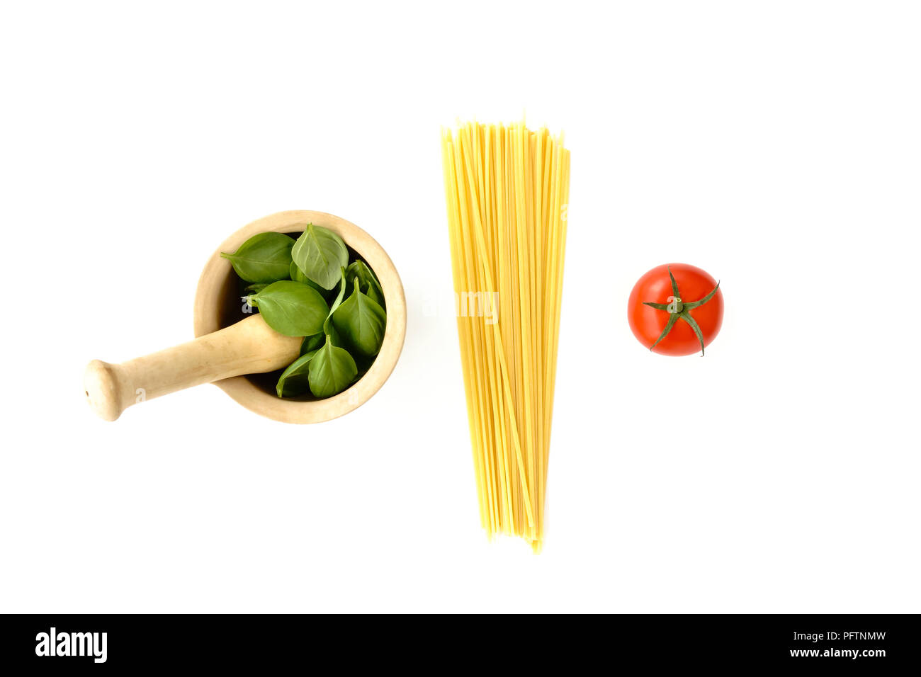 Mortaio riempito con foglie di basilico, spaghetti e un pomodoro su sfondo bianco. I colori della bandiera italiana. Foto Stock
