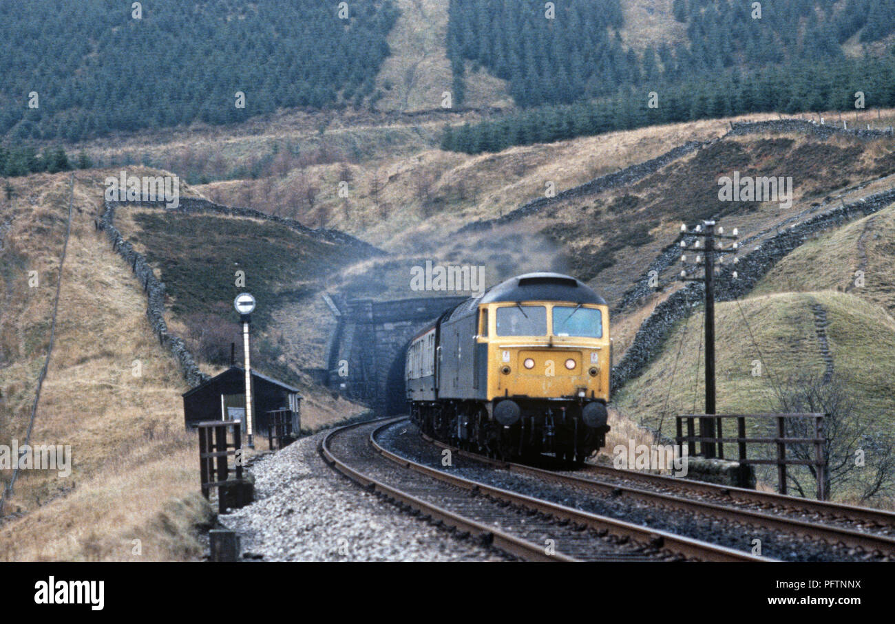 La British Rail arrivino a Carlisle Pennine treno passeggeri Blea di uscire dal tunnel di Moro. Foto Stock