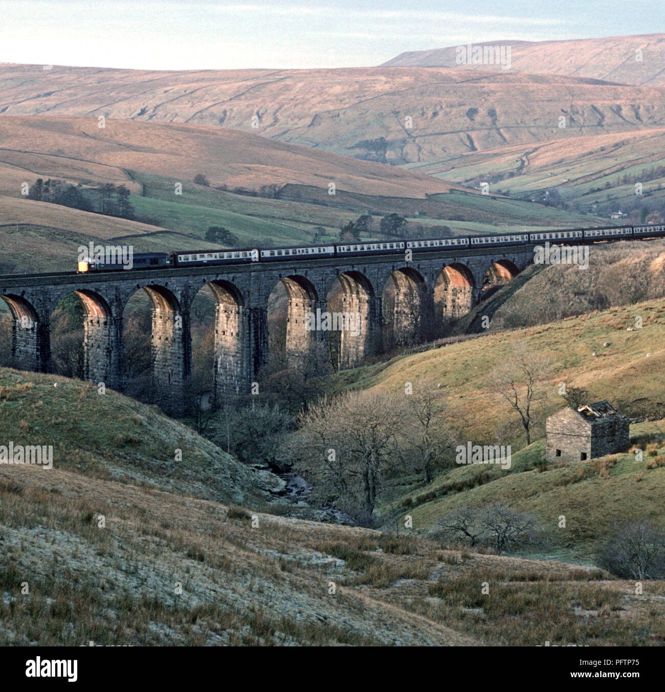 La British Rail treni passeggeri sull'accontentarsi di Carlisle Pennine Dent viadotto di testa Foto Stock