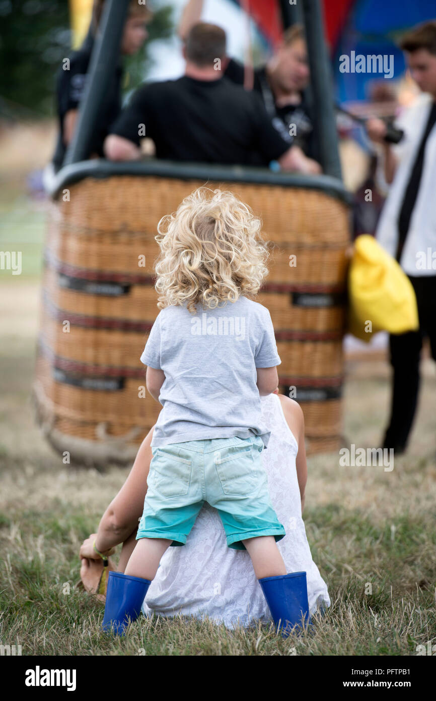 Madre con bambini al Bristol Balloon Festival a Ashton Court, Aug 2018 REGNO UNITO Foto Stock