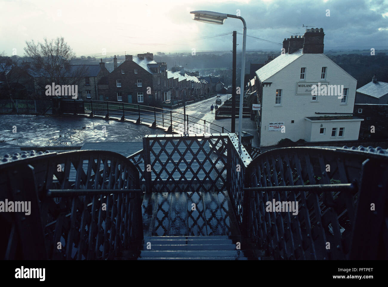 Passeggero ponte metallico al di sopra della British Rail arrivino a Carlisle linea ferroviaria a Appleby station Foto Stock