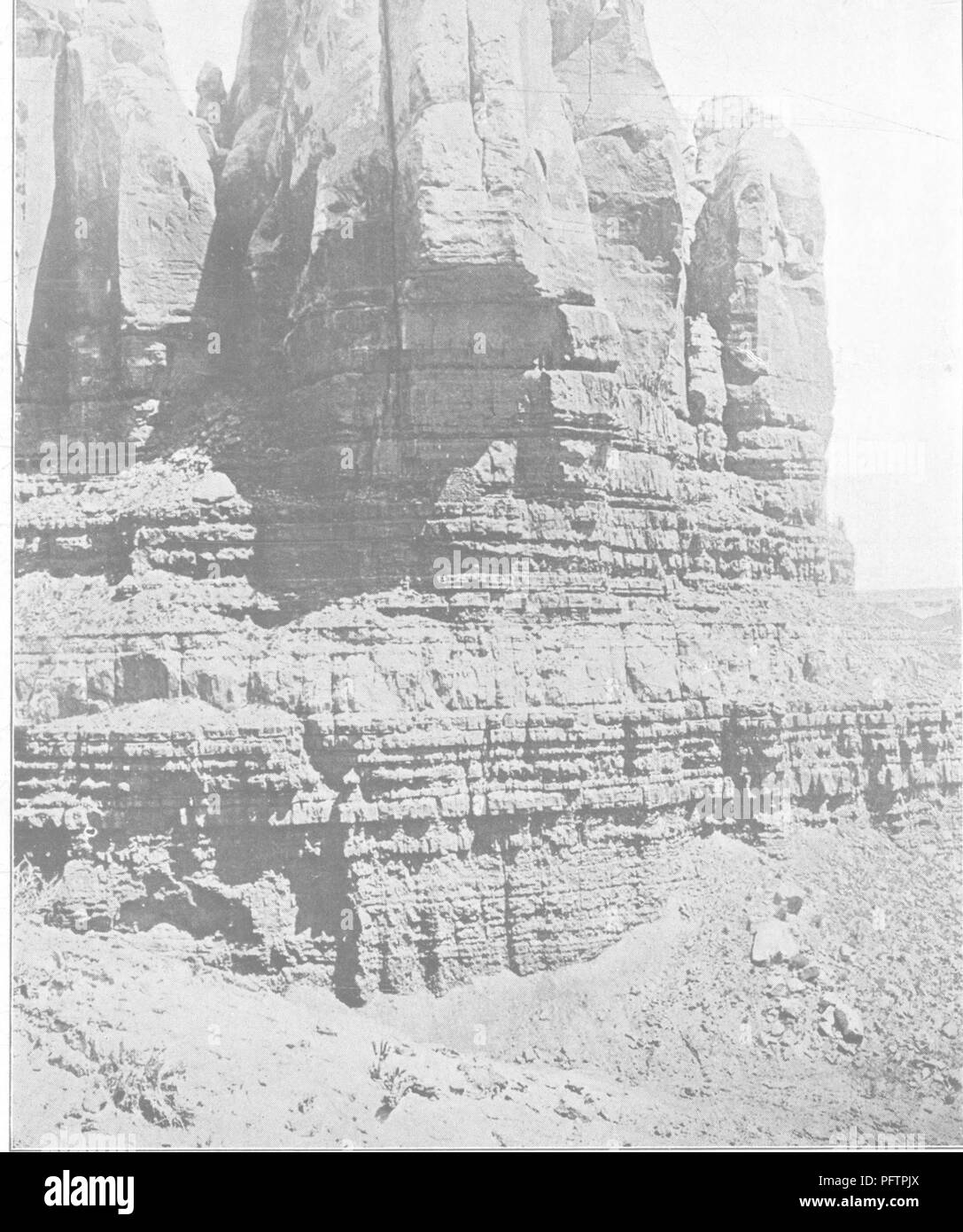 . Un trattato sulle rocce, rock-agenti atmosferici e suoli;. Petrologia; terreni. Piastra 21. Weathered orizzontalmente bedded Jurassic arenarie e sottostanti, sottile- bedded rocce calcaree. Vicino a Bluff City, Utah. U. S. G. S.. Si prega di notare che queste immagini vengono estratte dalla pagina sottoposta a scansione di immagini che possono essere state migliorate digitalmente per la leggibilità - Colorazione e aspetto di queste illustrazioni potrebbero non perfettamente assomigliano al lavoro originale. Merrill, George P[erkins] 1854-. New York, Londra, la Macmillan company Foto Stock