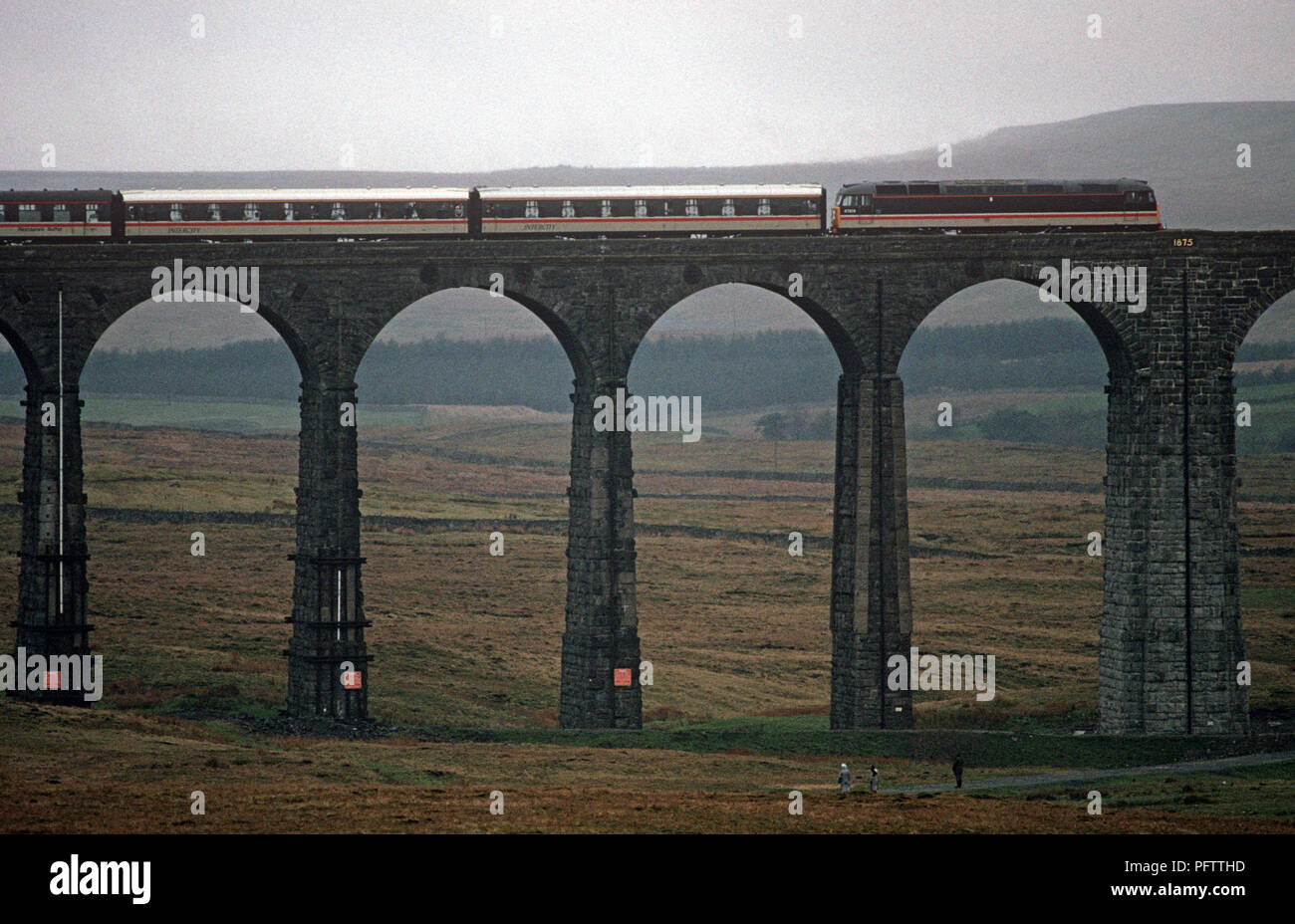 Treno Intercity sul viadotto Ribblehead del British Rail arrivino a Carlisle linea ferroviaria Foto Stock